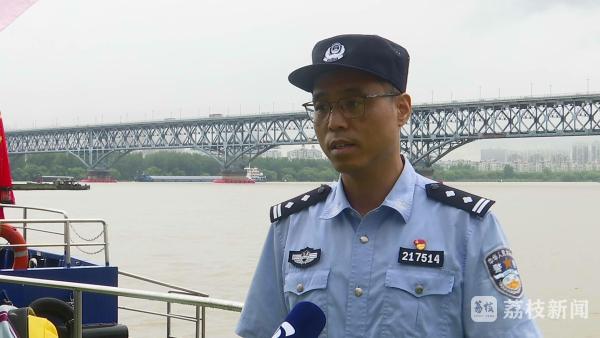 天金策略 5分钟，南京水警救起长江落水男子
