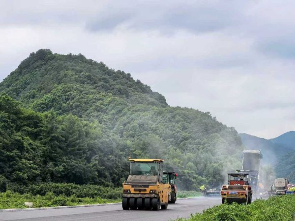 亿盛资产 本桓高速十工区主线沥青施工全部完成