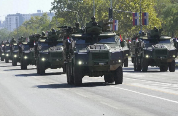 犀牛配资 红旗导弹亮相塞尔维亚阅兵式，中国决战境外到底有多强？西方沉默